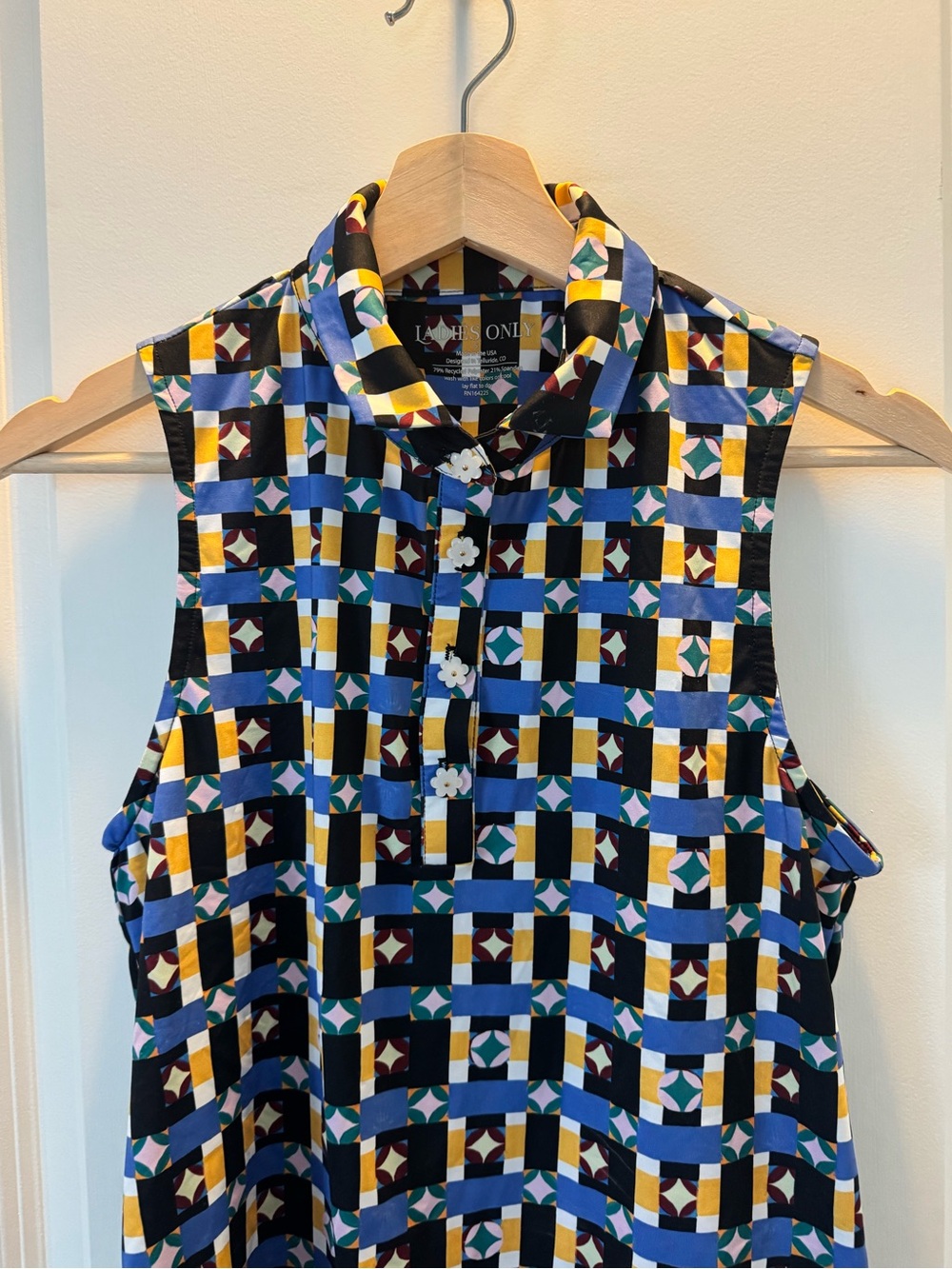 Patterned Sleeveless Button-Front Golf Top in Blue, Yellow & Black